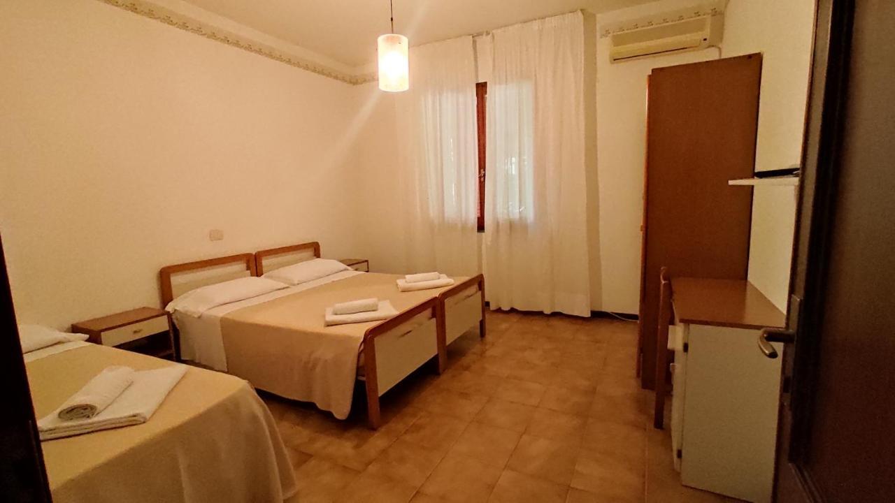 Hotel De Amicis Riccione Esterno foto