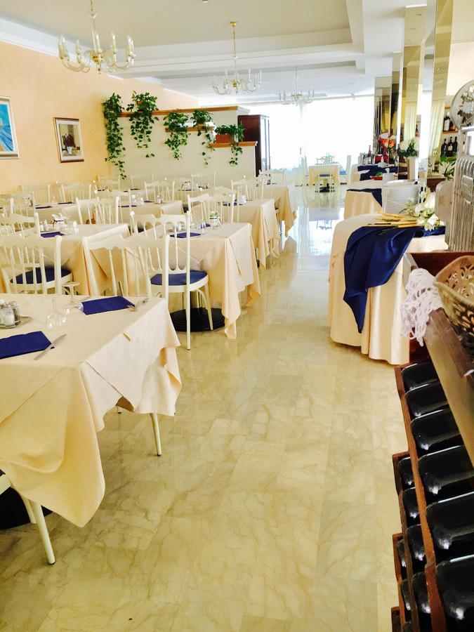 Hotel De Amicis Riccione Esterno foto