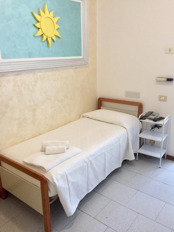 Hotel De Amicis Riccione Esterno foto