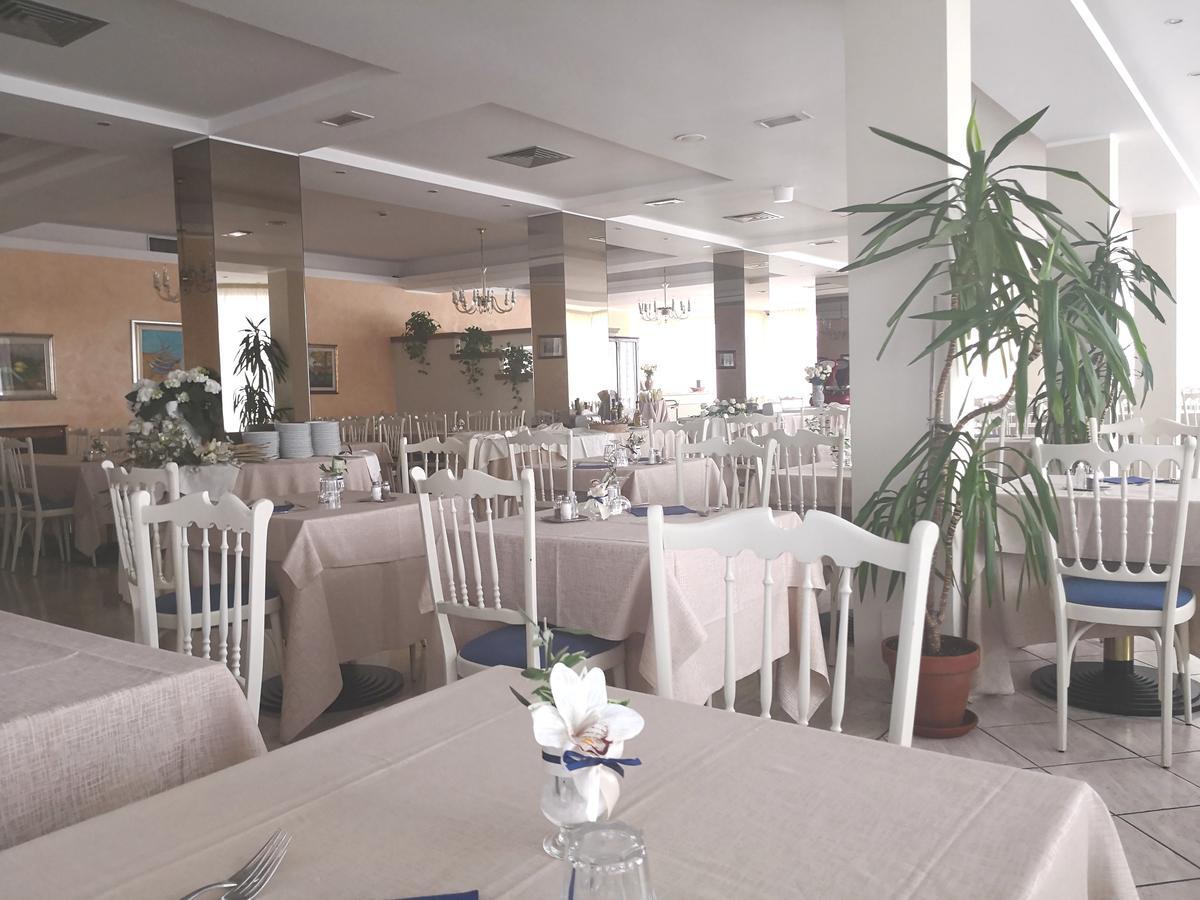 Hotel De Amicis Riccione Esterno foto