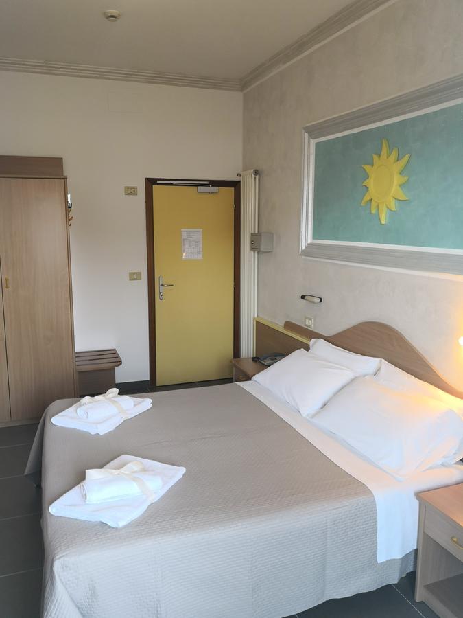 Hotel De Amicis Riccione Esterno foto