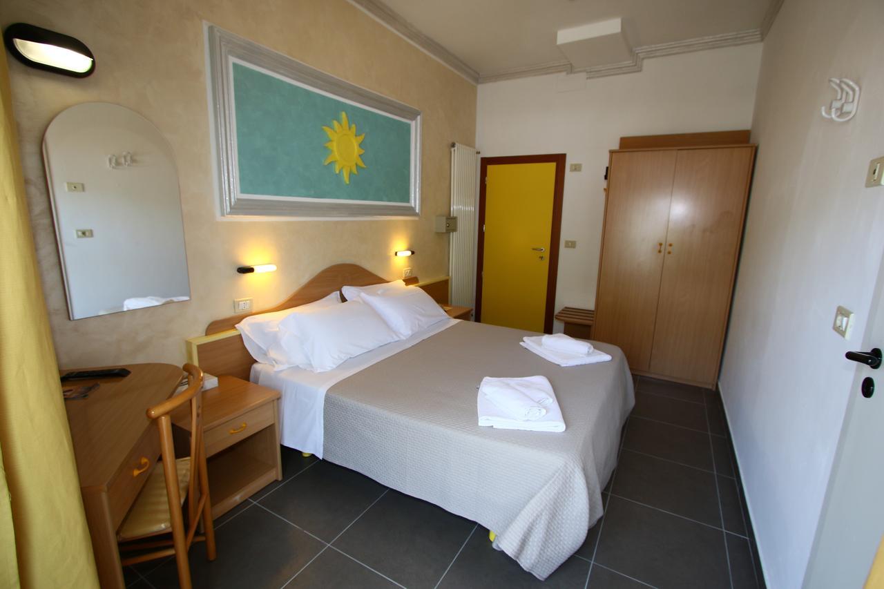 Hotel De Amicis Riccione Esterno foto