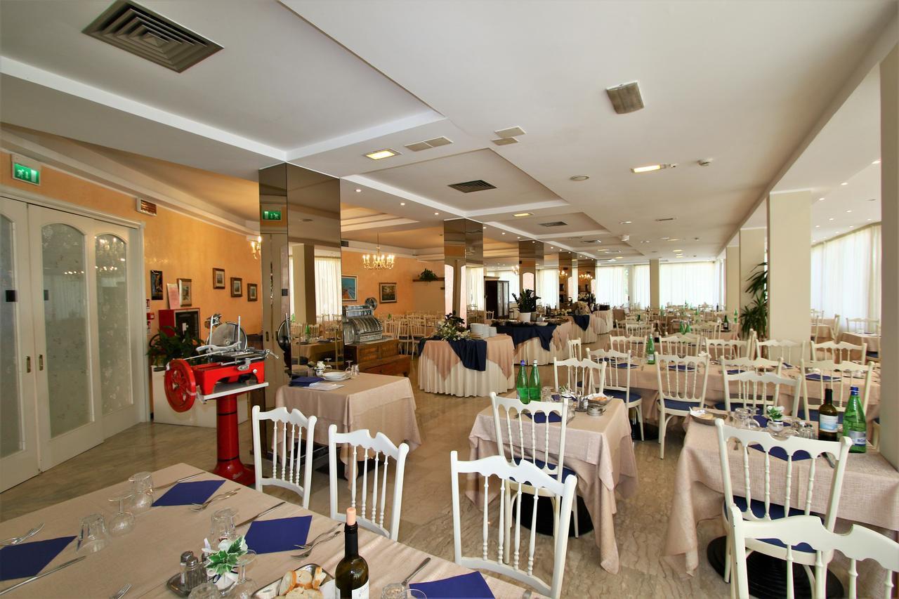 Hotel De Amicis Riccione Esterno foto