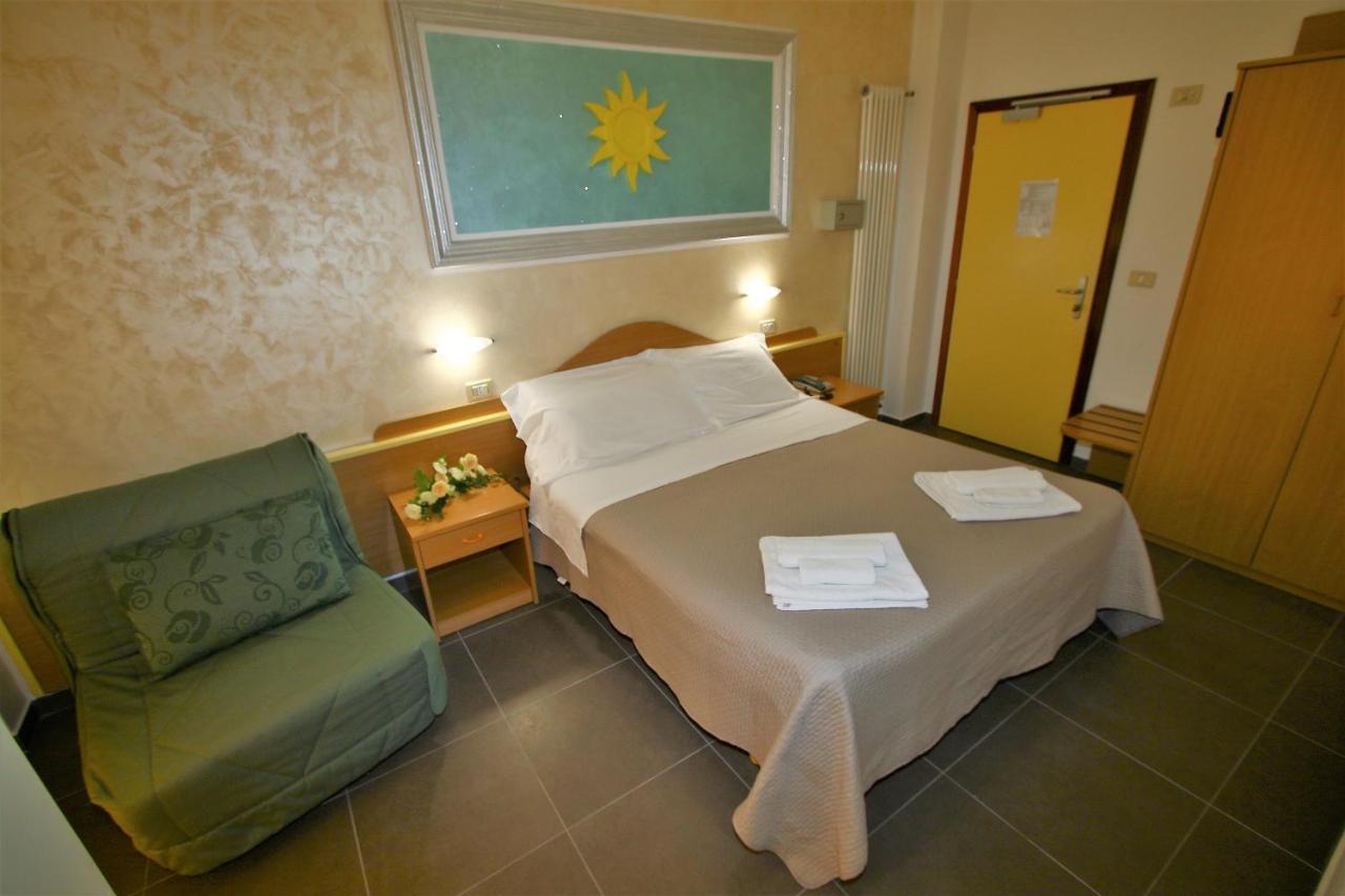 Hotel De Amicis Riccione Esterno foto
